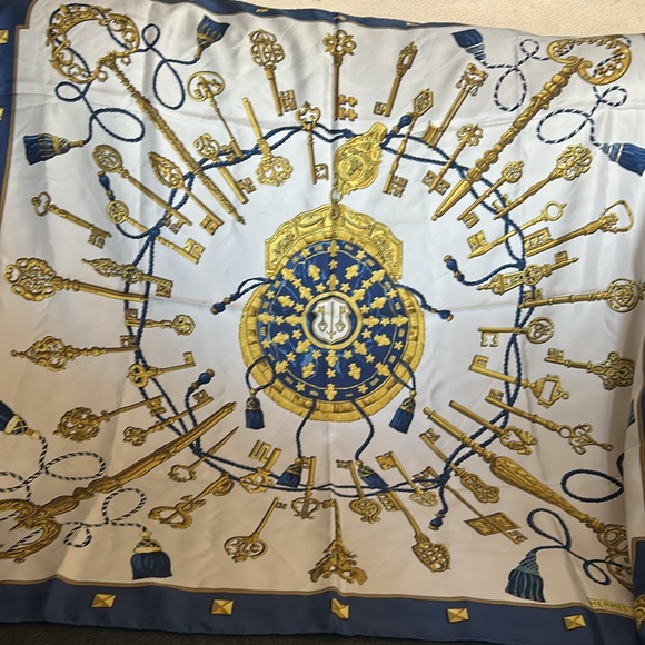 Hermes 💯 Silk Blue white and gold key scarf Large - Picture 14 of 15